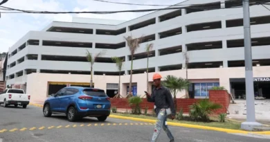 Comerciantes temen perder clientes por nuevo parqueo en la Zona Colonial