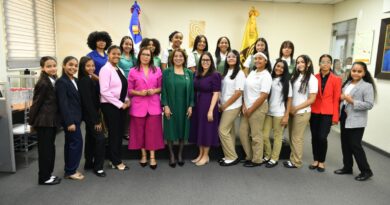 JCE recibe comisión juvenil del Voluntariado Princesas del Siglo 21