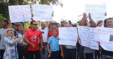 Comunitarios de Mata Santiago protestan para exigir construcción de carretera