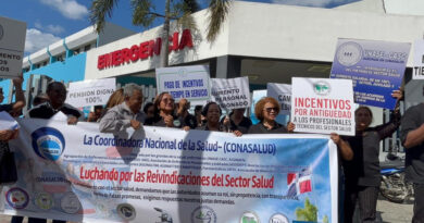 Profesionales de la Salud protestan frente al Robert Reid Cabral en demanda de reivindicaciones