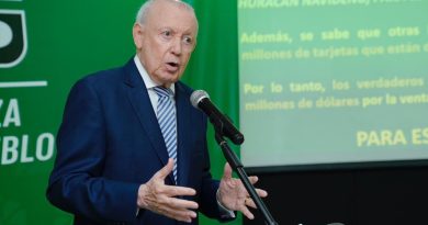 Los datos del Gobierno sobre la pobreza se contradicen: 4 de cada 10 hogares dominicanos reciben ayuda alimentaria, afirma Alburquerque Los datos del Gobierno sobre la pobreza se contradicen: 4 de cada 10 hogares dominicanos reciben ayuda alimentaria, afirma Alburquerque