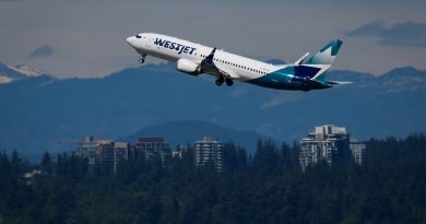 Auxiliares de vuelo de WestJet en Canadá inician una huelga por salarios