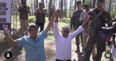 Comunitarios se arrodillan ante el ministro Paliza en para exigir carretera en Dajabón Comunitarios se arrodillan ante el ministro Paliza en para exigir carretera en Dajabón