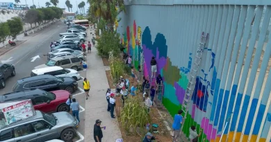 Madres buscadoras pintan muro fronterizo en BC en memoria de los desaparecidos y sus familias