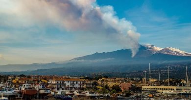 Permanece cerrado aeropuerto de Catania por erupción del Etna