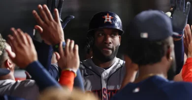 Astros derrotan a los Atléticos y se acercan al título divisional Astros derrotan a los Atléticos y se acercan al título divisional