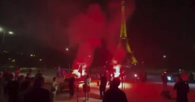 Bomberos franceses instalan un campamento de protesta junto a la Torre Eiffel tras una severa temporada de incendios Bomberos franceses instalan un campamento de protesta junto a la Torre Eiffel tras una severa temporada de incendios