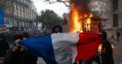 Francia hace balance de los disturbios: 1.800 detenidos, policías heridos y ola de destrucción Francia hace balance de los disturbios: 1.800 detenidos, policías heridos y ola de destrucción
