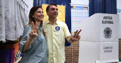 El vuelo que traslada a Flávio Bolsonaro y su familia sale de Ecuador rumbo a EE.UU. El vuelo que traslada a Flávio Bolsonaro y su familia sale de Ecuador rumbo a EE.UU.