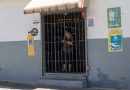 Negocios se resguardan tras rejas y cámaras por temor a la delincuencia